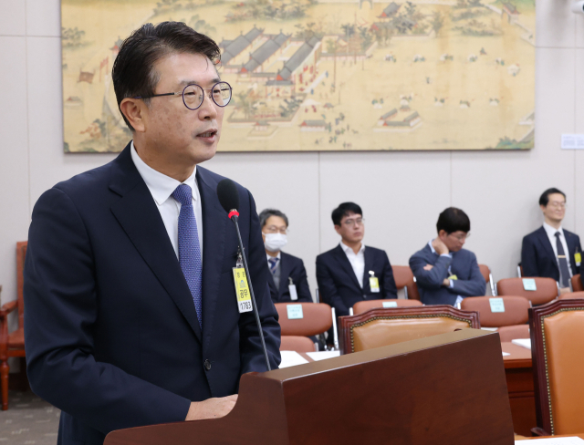 장상윤 전 교육부 차관이 30일 국회 교육위원회에서 열린 종합감사에서 의원 질의에 답변하고 있다. 연합뉴스