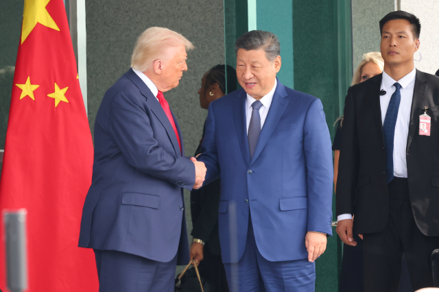 도널드 트럼프 미국 대통령과 시진핑 중국 국가주석이 30일 부산 공군 제5공중기동비행단 내 나래마루에서 미중 정상회담을 마친 뒤 악수하고 있다. 연합뉴스