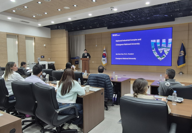 국립창원대 박민원 총장이 콜롬비아 산업정책 관계자 및 공공기관 대표로 구성된 산업연수단을 대상으로 국립창원대 대학본부에서 특강을 하고 있다.