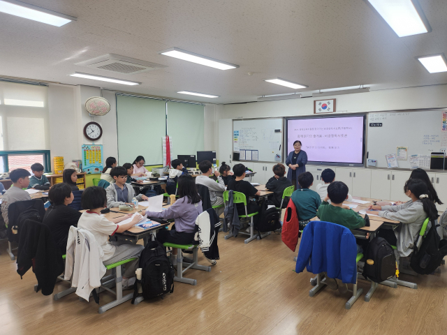 학생들이 학교로 찾아가는 비경쟁 독서토론에 참여하고 있다.