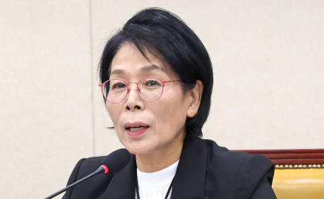 與, 딸 축의금 논란 최민희 거취 고심…