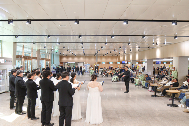 대구시립합창단이 지난 29일 대구파티마병원 동관 1층 로비에서 합창 공연을 진행 중이다. 대구파티마병원 제공