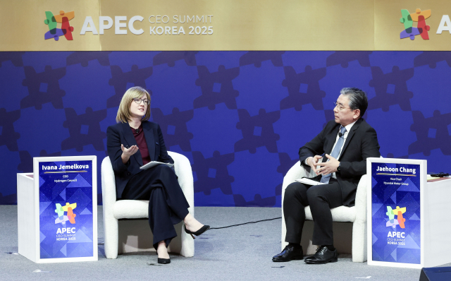 이바나 제멜코바 수소위원회 최고경영자(CEO)와 장재훈 현대차 부회장이 30일 경북 경주예술의전당에서 열린 아시아태평양경제협력체(APEC) 정상회의 최고경영자(CEO) 서밋에서 