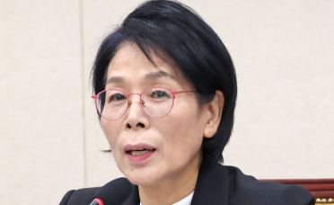 與, 딸 축의금 논란 최민희 거취 고심…