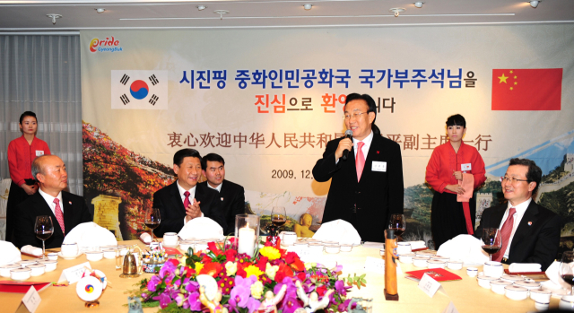 2009년 12월18일 김관용 전 경북도지사가 경주시 한 호텔에서 열린 시진핑 당시 중국 부주석 환영 만찬에서 인사말을 하고 있다. 경북도 사진 자료