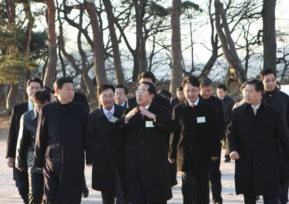 2009년 12월 18일 시진핑 당시 중국 부주석(앞줄 맨 왼쪽)이 백상승 당시 경주시장과 함께 경주 불국사를 둘러보고 있다. 독자 박원철씨 제공