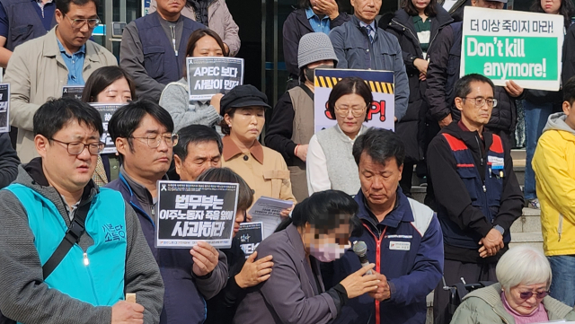 지난 28일 성서산단에서 사망한 베트남 국적 노동자 뚜안(가명, 25)씨의 친척 A씨가 출입국외국인사무소를 규탄하는 발언 중 눈물을 흘리고 있다. 남정운 기자