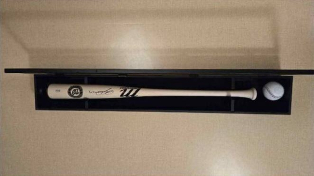 트럼프 대통령이 이재명 대통령에게 선물한 야구용품. 대통령실 제공