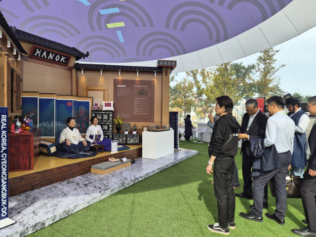 30일 오후 경주APEC CEO서밋이 열리고 있는 경주시 황성동 경주예술의전당 옆 5韓 체험관에서 경제인들이 한국의 문화를 즐기고 있다. 배형욱 기자