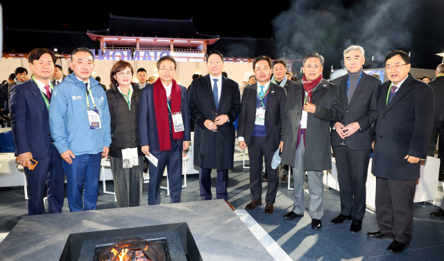 이철우(왼쪽 4번째) 경상북도지사가 2025 APEC CEO 서밋 환영 만찬에 참석해 최태원(가운데) 대한상의 회장 등과 기념촬영을 하고 있다. 경북도 제공