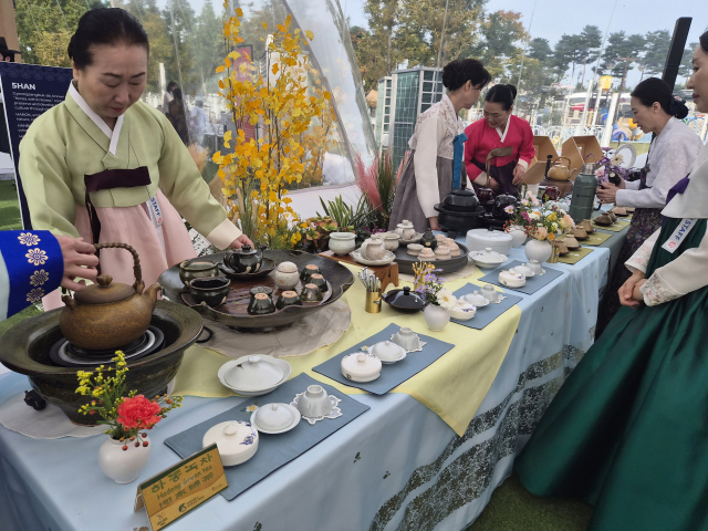 30일 오후 경주APEC CEO서밋이 열리고 있는 경주시 황성동 경주예술의전당 옆 5韓 체험관에서 경제인들이 한국의 문화를 즐기고 있다. 배형욱 기자