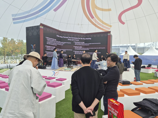 30일 오후 경주APEC CEO서밋이 열리고 있는 경주시 황성동 경주예술의전당 옆 5韓 체험관에서 경제인들이 한국의 문화를 즐기고 있다. 배형욱 기자