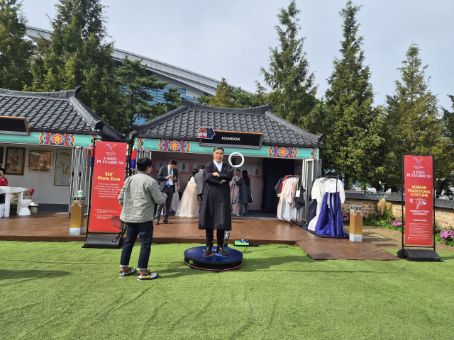 30일 오후 경주APEC CEO서밋이 열리고 있는 경주시 황성동 경주예술의전당 옆 5韓 체험관에서 경제인들이 한국의 문화를 즐기고 있다. 배형욱 기자