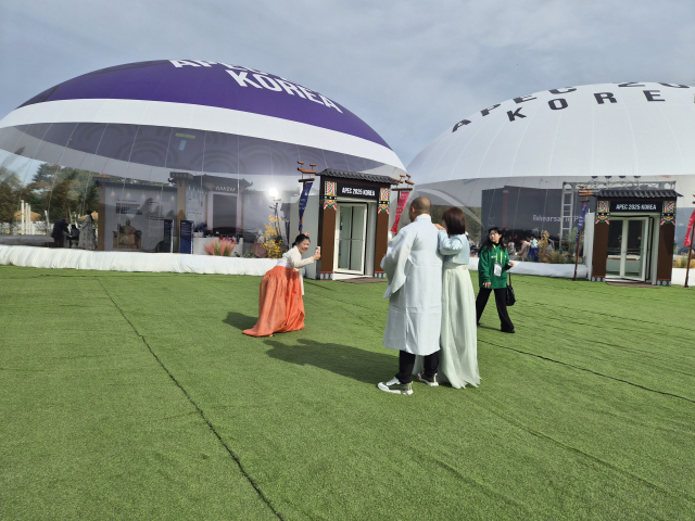 30일 오후 경주APEC CEO서밋이 열리고 있는 경주시 황성동 경주예술의전당 옆 5韓 체험관에서 경제인들이 한국의 문화를 즐기고 있다. 배형욱 기자