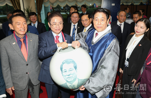 이철우 경북도지사가 30일 경주 더케이호텔에서 르엉 끄엉 베트남 국가주석을 만나 기념품을 전달하고 있다. 안성완 기자 asw0727@imaeil.com