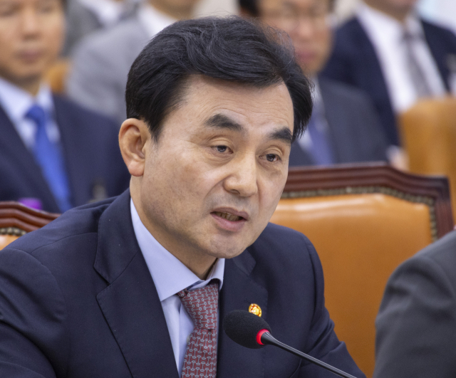 안규백 국방부 장관이 30일 국회에서 열린 국방위원회 2025년도 종합 국정감사에 출석해 한미 핵잠수함 추진 합의에 대한 의원 질의에 답하고 있다. 연합뉴스