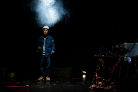 [김건표의 연극리뷰] 이용훈 시인의 <오함마백씨행장 완판본> 사운드와 이미지, 그림자와 빛, 오브제로 형상화되는 잡부인생 백씨의 죽음과 인생사