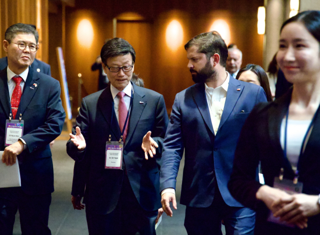 윤진식 한국무역협회 회장과 가브리엘 보리치 칠레 대통령이 30일 서울 중구 서울신라호텔에서 열린 한-칠레 비즈니스 포럼에서 대화하고 있다. 연합뉴스