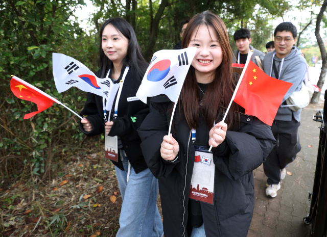 2025 APEC 정상회의 참석을 위해 방한한 시진핑 중국 국가주석의 환영인파가 30일 오후 시 주석의 경북 경주시 숙소 앞에서 태극기와 오성홍기를 함께 흔들고 있다. 연합뉴스