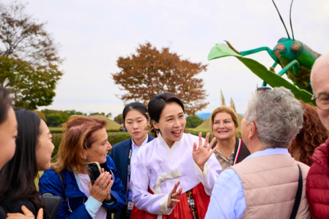 '연일 한복' 김혜경 여사, 경주 산책하며 시민들과 '찰칵'