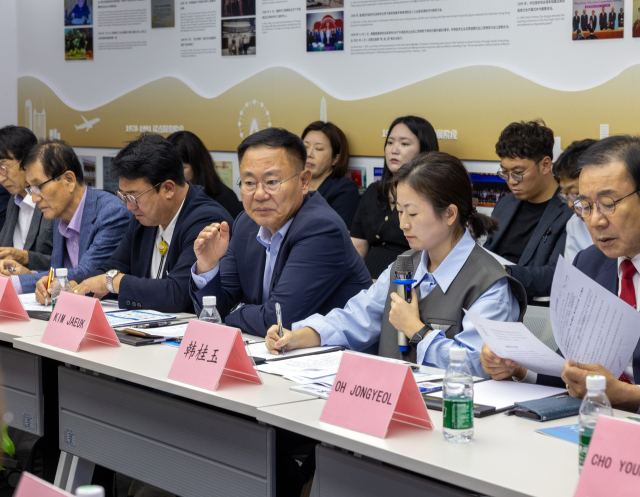 김재욱(사진 중앙) 칠곡군수가 중국 선전시자동차전자산업협회와 회의에서 설명을 듣고 있다. 칠곡군 제공