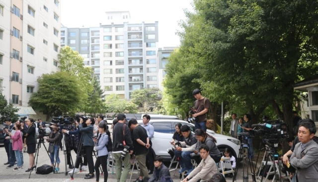 2019년 9월 23일 당시 검찰이 압수수색 중인 조국 법무부 장관의 서울 서초구 방배동 자택 앞 취재진 모습. 연합뉴스