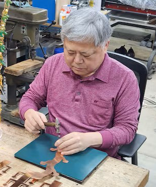 천마총 금관 모형 선물 만든 김진배 씨 