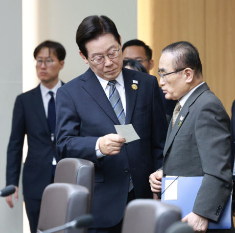 李 대통령 지지율 57%…긍정·부정 평가 이유 1위 모두 '외교'