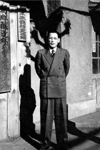 대구에서 삼성상회와 조선양조를 운영할 무렵의 이병철. 대구 시민들이 열심히 별표 국수와 막걸리 팔아준 덕에 이병철은 부산에서 삼성물산주식회사를 재창업하게 되었다.