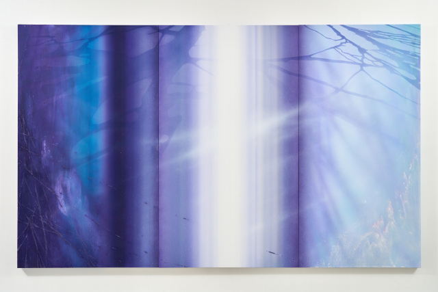 염기남, 기억의 숲 속, 푸른 실루엣이 떠도는 곳, 2025, acrylic and stone powder, wax on canvas, 193.9x321.1cm