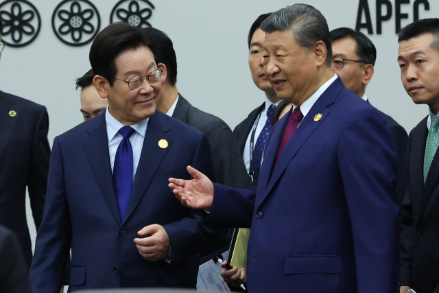 이재명 대통령이 31일 경주화백컨벤션센터(HICO)에서 열린 2025 아시아태평양경제협력체(APEC) 정상회의 제1세션에서 시진핑 중국 국가주석과 대화하고 있다. 연합뉴스