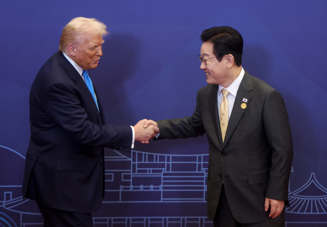 이재명 대통령이 29일 경북 경주 힐튼호텔 그랜드볼룸에서 열린 대통령 주최 정상 특별만찬에 앞서 도널드 트럼프 미국 대통령을 영접하고 있다. 연합뉴스