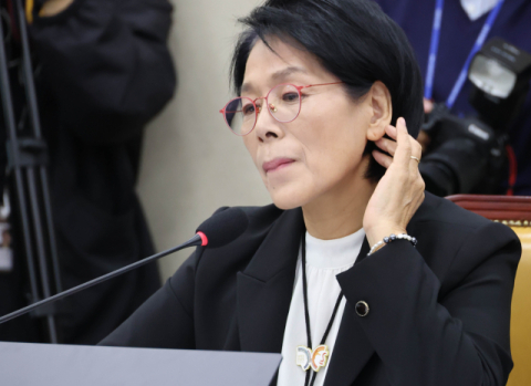 '최민희 눈물의 사과'에 與, 사퇴론 일축…野 