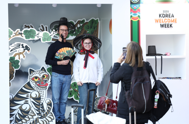 2025 아시아태평양경제협력체(APEC) 정상회의 주간을 하루 앞둔 지난달 26일 경북 경주역에서 외국인 관광객들이 문화체육관광부가 설치한 외국인 관광객 환영 부스에서 기념 촬영을 하고 있다. 연합뉴스