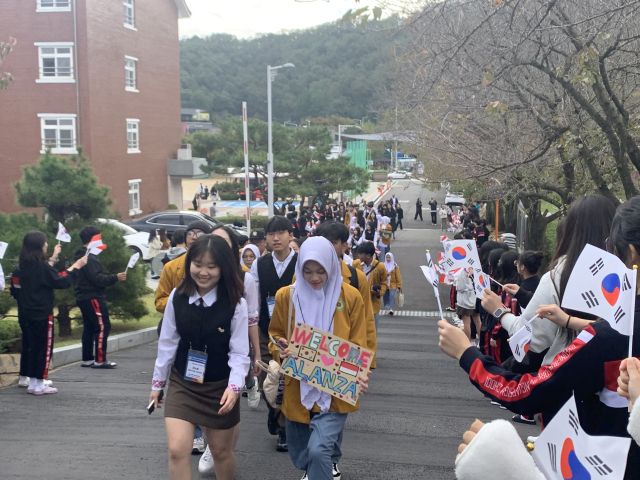 구미에 있는 경북외국어고등학교를 찾은 인도네시아 SMA MUHAMMADIYAH 1 YOGYAKARTA 학교 학생과 교직원들이 경북외고 학생들의 환호를 받으며 구미에 도착한 모습. 경북외고 제공