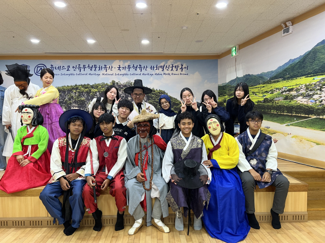 경북외국어고등학교 학생들이 인도네시아 SMA MUHAMMADIYAH 1 YOGYAKARTA 학생들과 함께 하회별신굿탈놀이 공연을 관람하고 기념 촬영하고 있다. 경북외고 제공