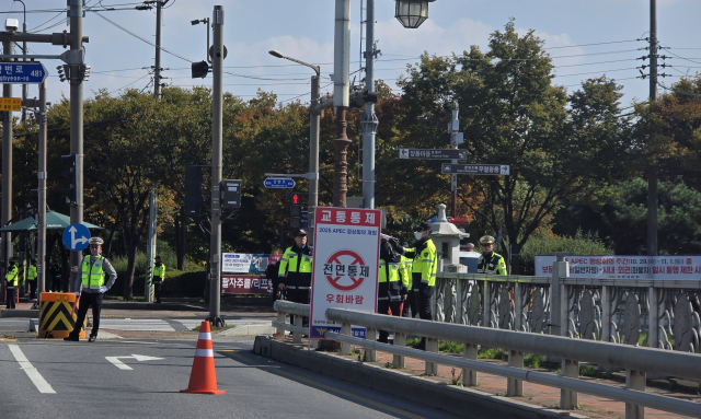 지난 29일 오전 경주시 황성동 경주예술의전당 방면 한 도로를 경찰관들이 통제하고 있다. 양승진 기자