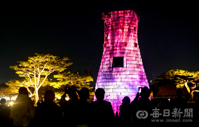 APEC를 계기로 경주를 세계적인 문화광광도시로 육성해야 한다는 목소리가 나오고 있다. 지난달 30일 경주시 인왕동 첨성대에서 2025 APEC 정상회의 개최를 기념하는 미디어아트가 진행되고 있다. 안성완 기자 asw0727@imaeil.com