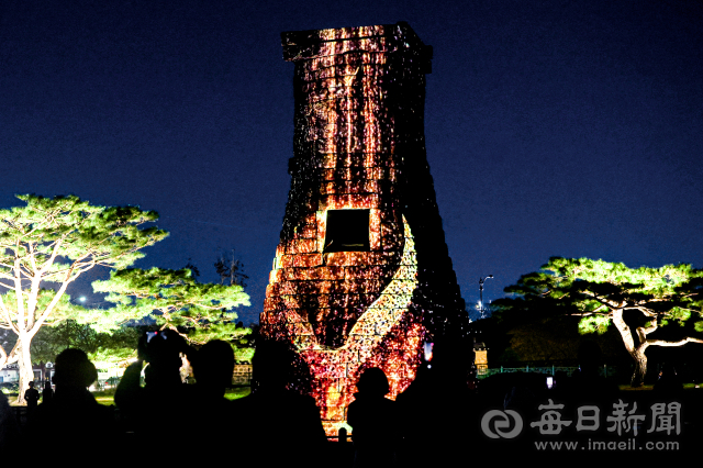 30일 경주시 인왕동 첨성대에서 2025 APEC 정상회의 개최를 기념하는 미디어아트가 진행되고 있다. 안성완 기자 asw0727@imaeil.com