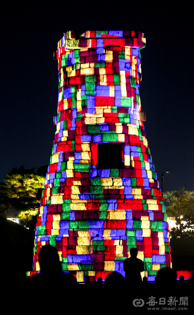 30일 경주시 인왕동 첨성대에서 2025 APEC 정상회의 개최를 기념하는 미디어아트가 진행되고 있다. 안성완 기자 asw0727@imaeil.com