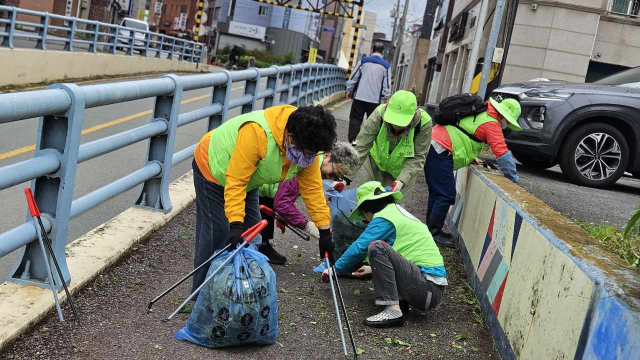 APEC 정상회의를 앞두고 경주시자원봉사단원들이 1주일에 1~3회 거리청소를 하고 있다.경주시자원봉사센터 제공