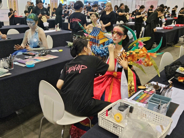 한국메이크업미용사회장배 국제미용경진대회 현장. 립힙