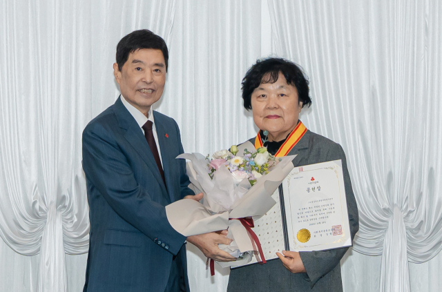 경북도 자원봉사센터 윤난숙(오른쪽) 센터장이 사회복지공동모금회 김병준 회장으로부터 사랑의열매