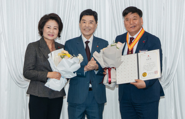 영덕군 사랑의열매나눔 봉사단이 사회복지공동모금회 김병준(가운데) 회장으로 부터 사랑의열매