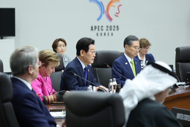 이재명 대통령이 31일 경주화백컨벤션센터(HICO)에서 열린 2025 아시아태평양경제협력체(APEC) 정상회의 제1세션을 주재하고 있다. 연합뉴스
