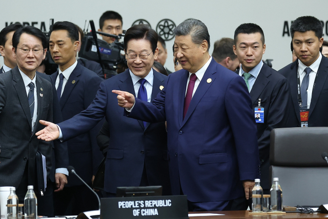 이재명 대통령이 31일 경주화백컨벤션센터(HICO)에서 열린 2025 아시아태평양경제협력체(APEC) 정상회의 제1세션에서 시진핑 중국 국가주석과 입장하고 있다. 연합뉴스