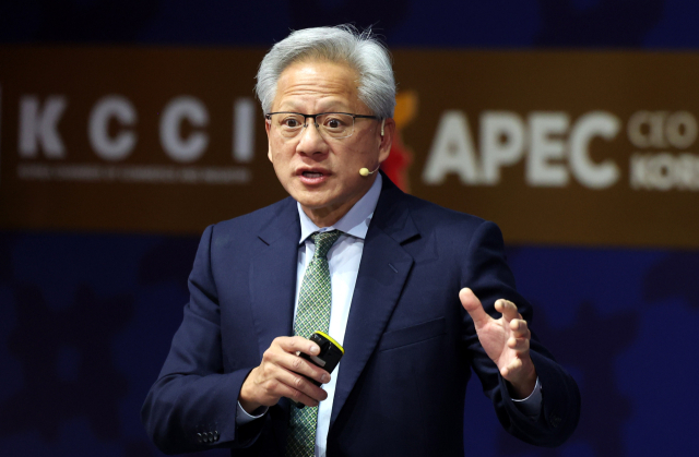 젠슨 황 엔비디아 최고경영자(CEO)가 31일 경북 경주 예술의전당에서 열린 아시아태평양경제협력체(APEC) 최고경영자(CEO) 서밋에서 특별세션 기조연설하고 있다. 연합뉴스