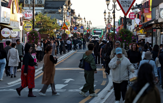 아시아태평양경제협력체(APEC) 정상회의가 공식 개막한 지난달 31일 경주 황리단길이 관광객들로 붐비고 있다. 김영진 기자 kyjmaeil@imaeil.com