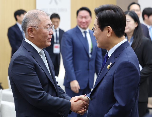 이재명 대통령이 31일 APEC 정상회의장인 경주화백컨벤션센터에서 열린 젠슨 황 엔비디아 최고경영자와의 면담에 참석한 정의선 현대차그룹 회장을 맞이하고 있다. 연합뉴스