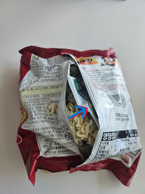 오동통통 너구리 라면에 오동통 애벌레가!…'경악'